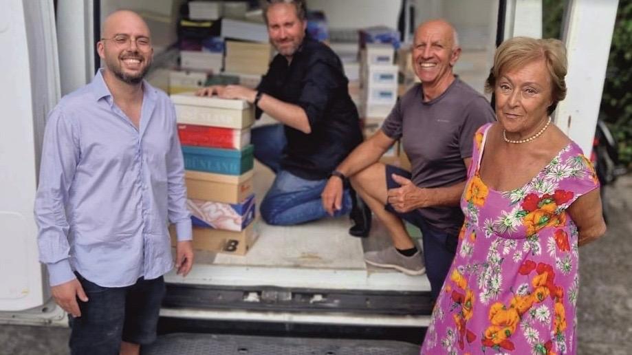 Ferrara, chiudono l’attività e donano 700 scarpe all’emporio Il Mantello