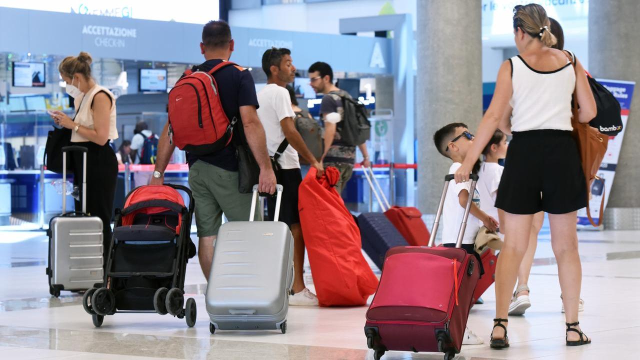 Passeggeri in aeroporto (foto archivio)