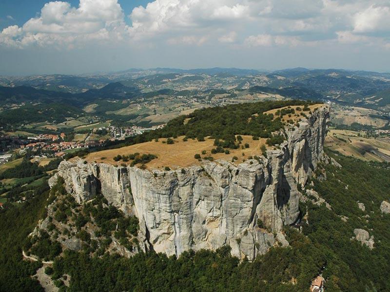 Sulla Pietra di Bismantova per un corso di arrampicata, ma la guida non è abilitata: denunciato 43enne di Milano