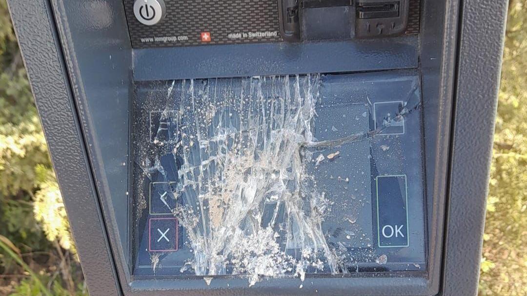 I parcometri vandalizzati nella spiaggia di Sa mesa longa