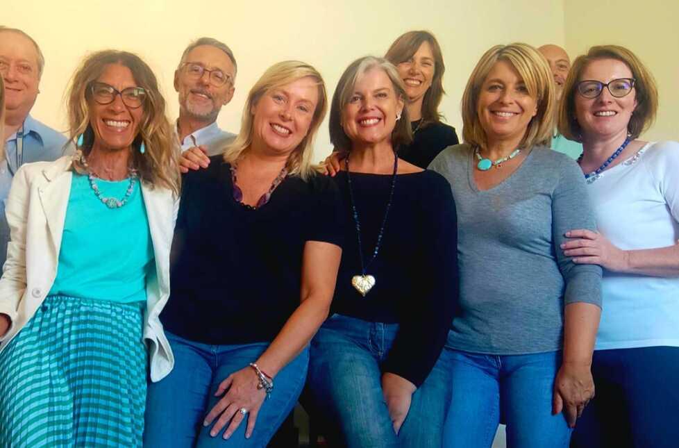 
	Barbara Anderoni al centro con la collana a forma di cuore insieme alle colleghe e ai colleghi dell&rsquo;Asl

