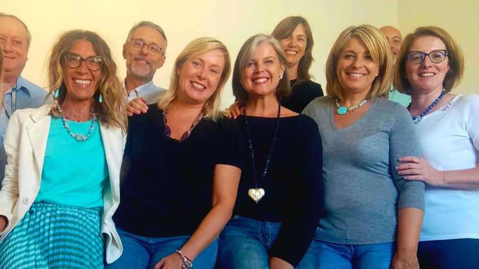 Barbara Anderoni al centro con la collana a forma di cuore insieme alle colleghe e ai colleghi dell’Asl