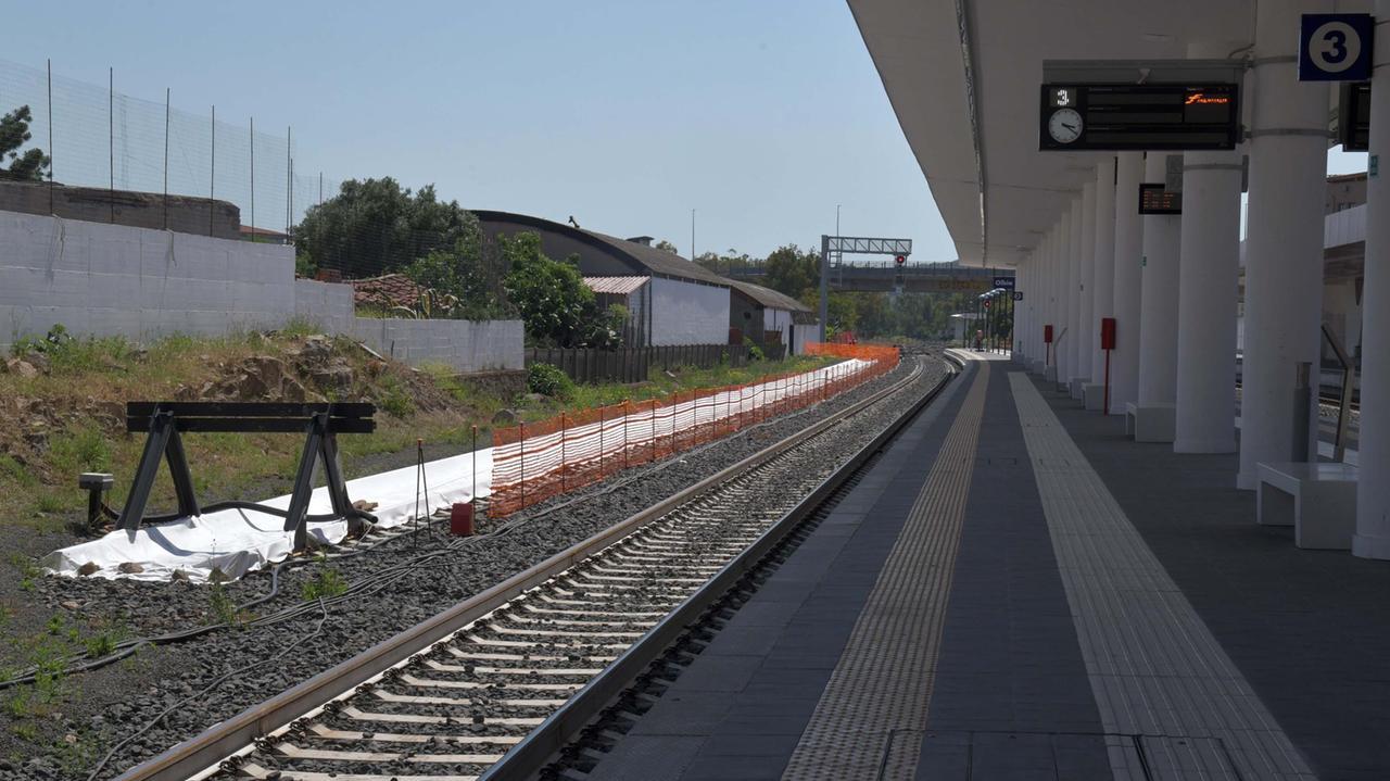 Tagliati i cavi della fibra ottica, cancellati 34 treni regionali