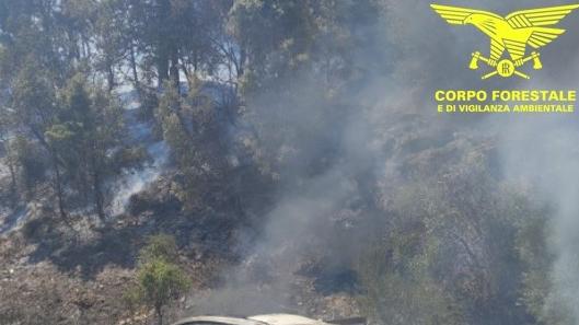 L'auto incendiata 