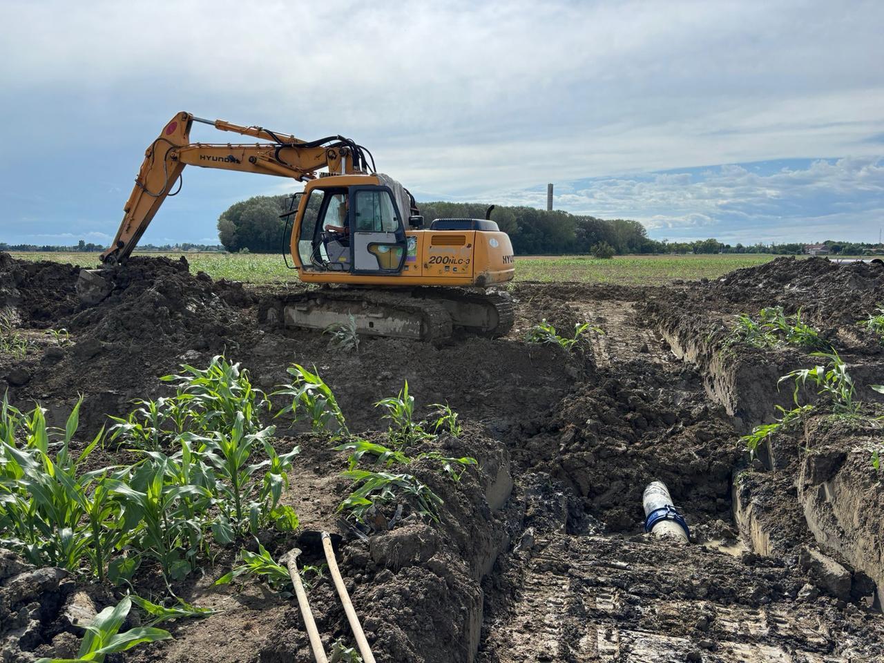 Agricoltore danneggia conduttura idrica, case senz’acqua a Ro