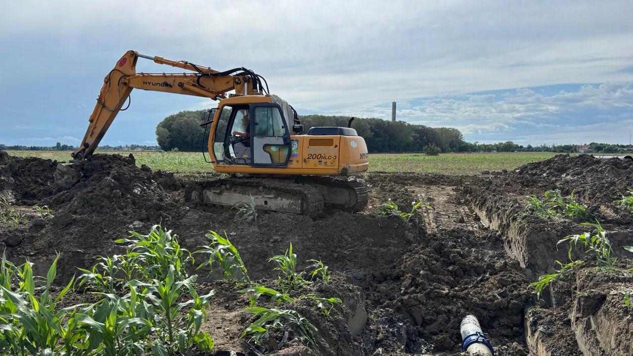 Agricoltore danneggia conduttura idrica, case senz’acqua a Ro