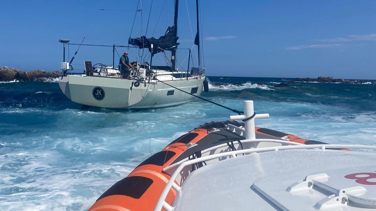 Barca a vela si schianta contro uno scoglio a Razzoli: in salvo gli occupanti