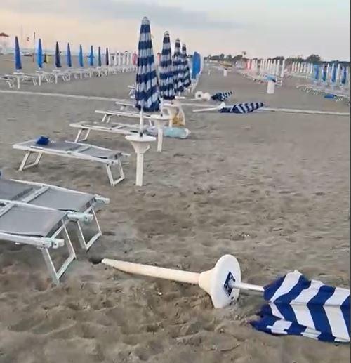 «Hanno demolito mezza spiaggia». Vandali in azione a Lido Spina