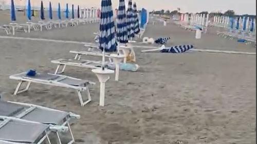 «Hanno demolito mezza spiaggia». Vandali in azione a Lido Spina