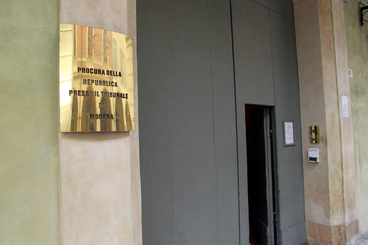 Cade in aula, alunno in ospedale: i genitori denunciano la maestra, il motivo