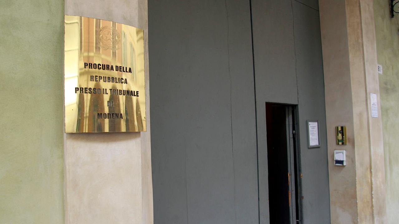 Cade in aula, alunno in ospedale: i genitori denunciano la maestra, il motivo