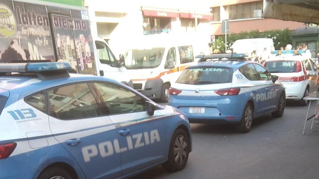 Volanti e ambulanza Svs in centro (foto archivio)