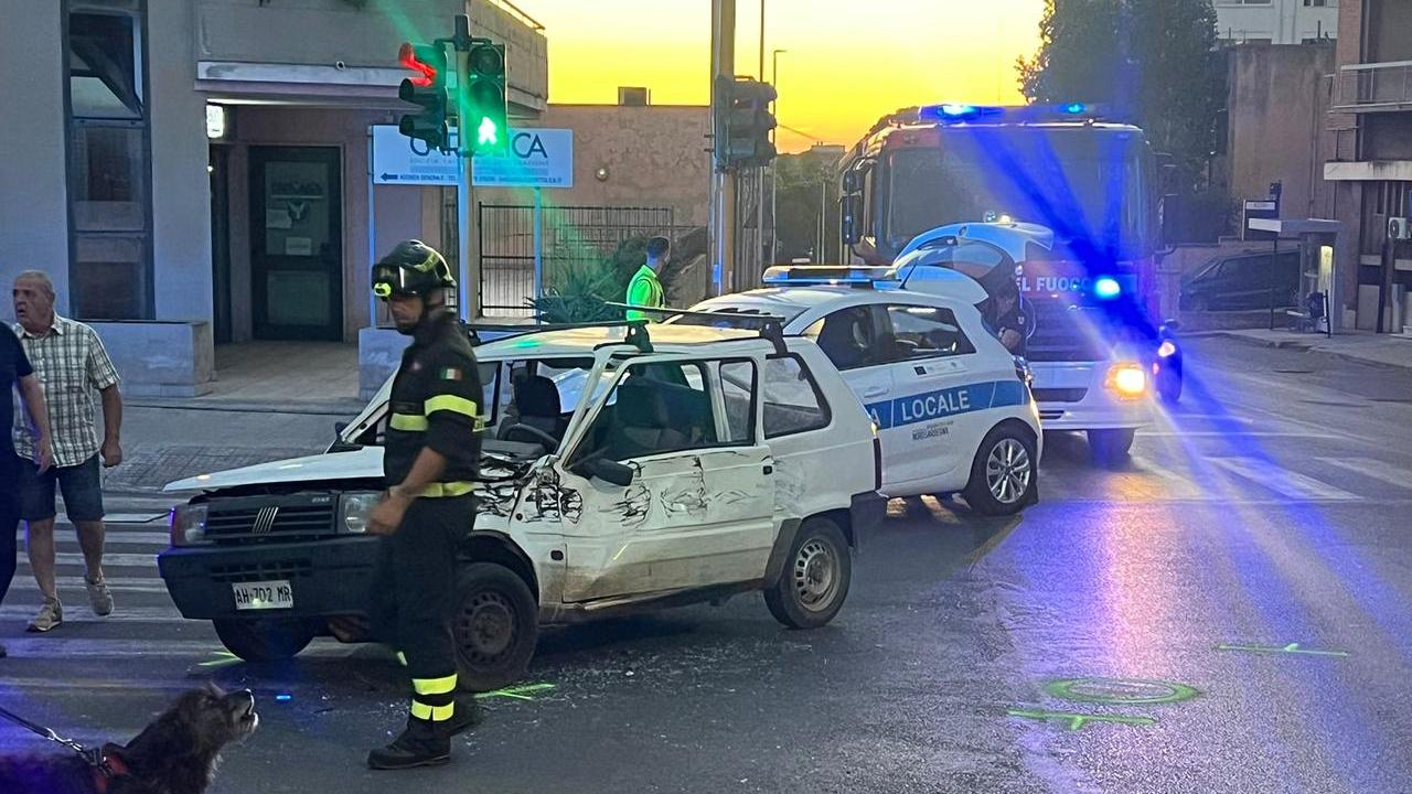 Scontro fra due auto tra via Coradduzza e via Carlo Felice a Sassari