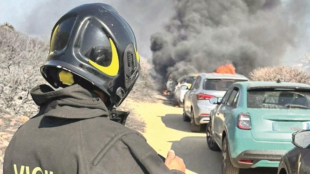 Allerta rossa per gli incendi nell’isola: rischio estremo nella costa est