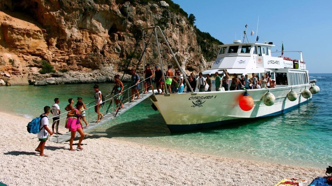 Stop all’assalto dei turisti alle cale: a Baunei l’algoritmo decide chi entra