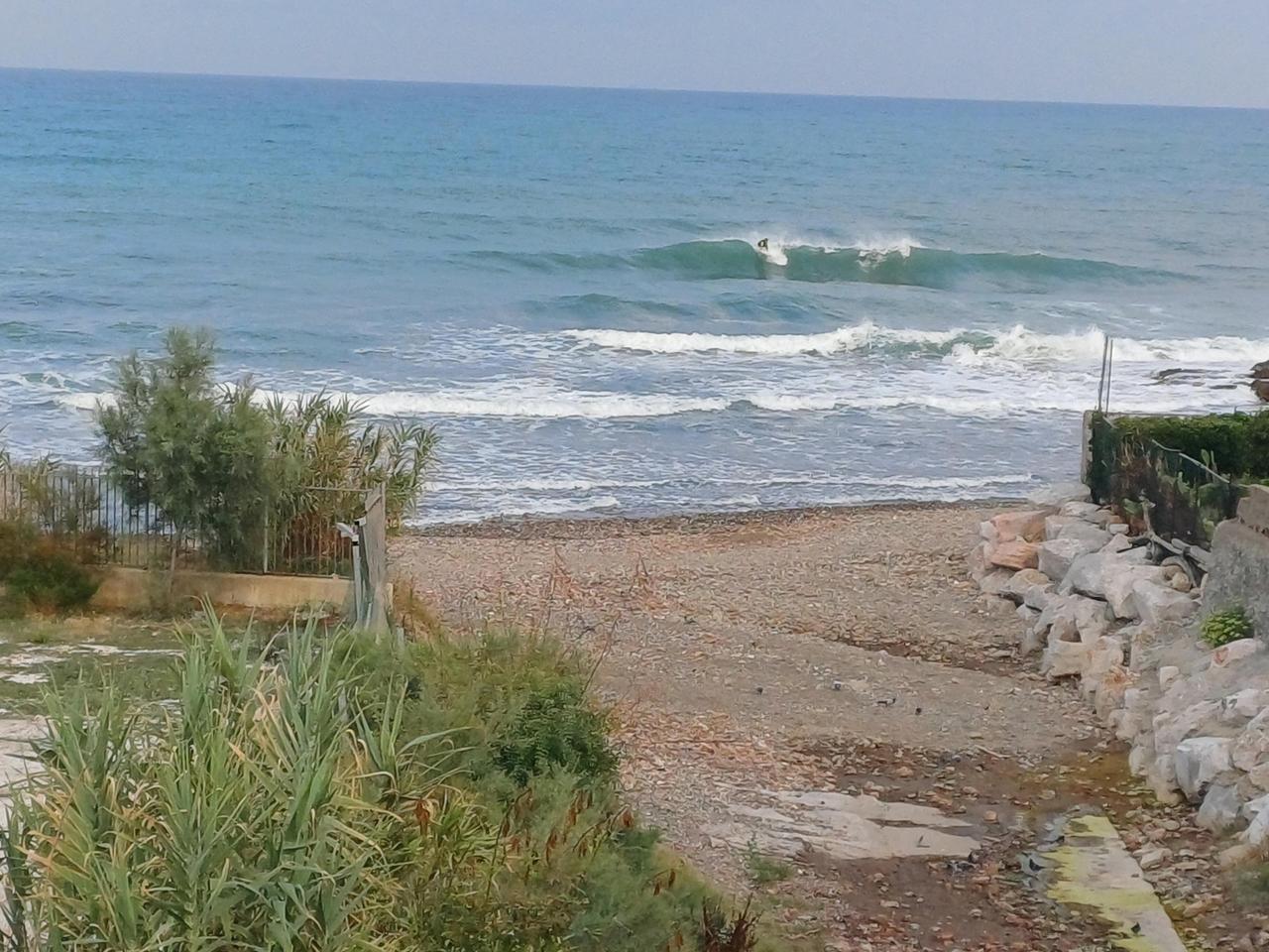 Livorno in tavola. Al Sale di Antignano i surfer giocano con le onde
