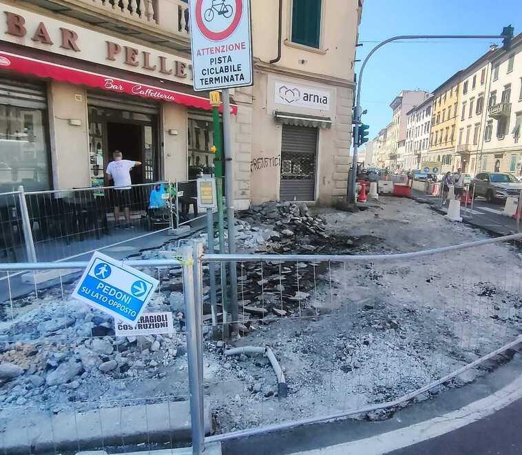 
	I lavori in corso per la nuova ciclabile in via De Larderel

