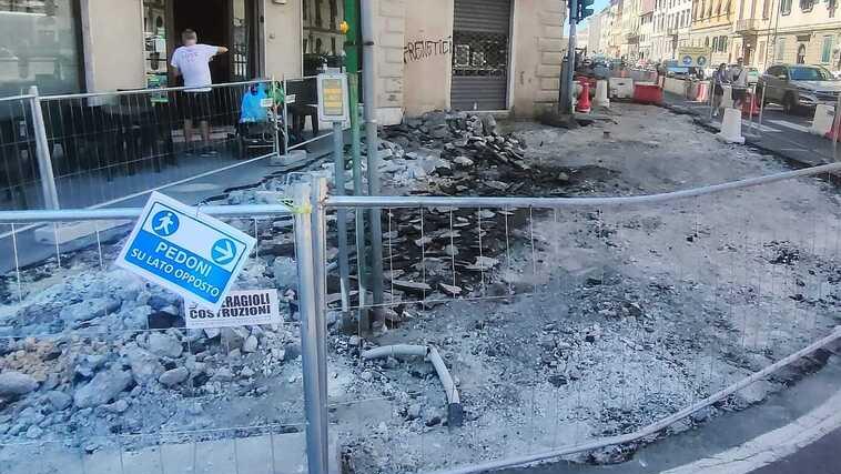 I lavori in corso per la nuova ciclabile in via De Larderel