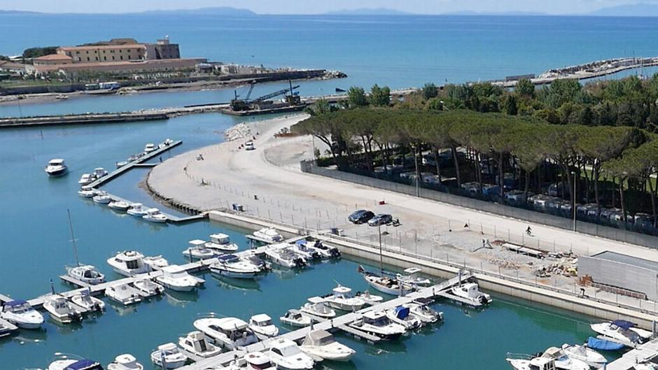 Una veduta del porto di Cecina