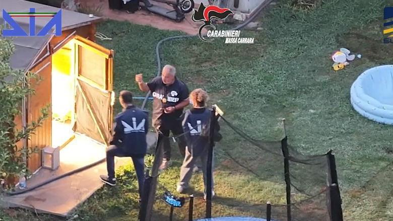 Un momento del blitz dei carabinieri