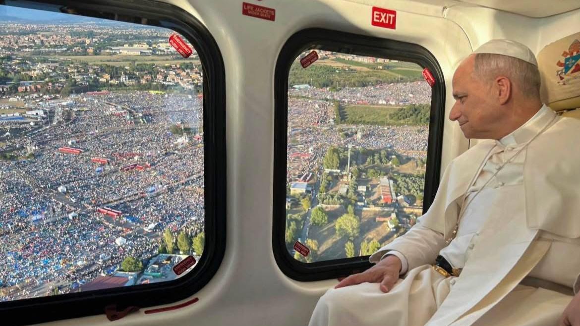 Giubileo dei giovani, un milione di ragazzi in silenzio per la veglia con Papa Leone XIV: oggi l’Angelus