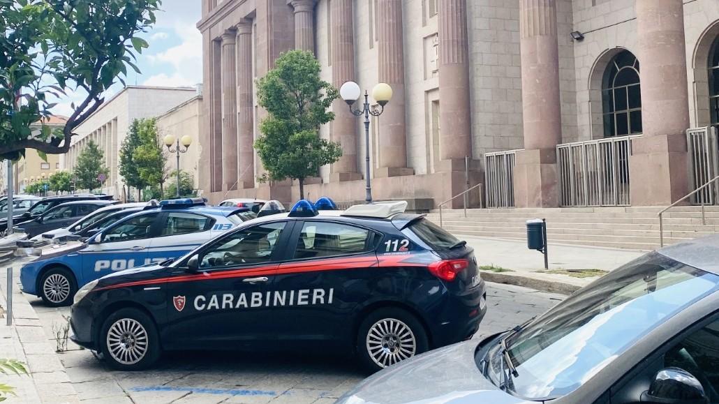Esce dal supermercato senza pagare il concime, le commesse lo fermano e lui le minaccia con il coltello: arrestato 48enne