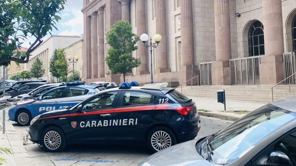 Esce dal supermercato senza pagare il concime, le commesse lo fermano e lui le minaccia con il coltello: arrestato 48enne