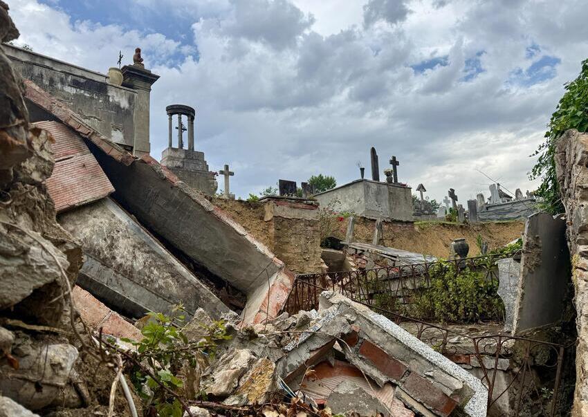 
	Il cimitero franato a San Ginese di Compito (foto Nucci)

