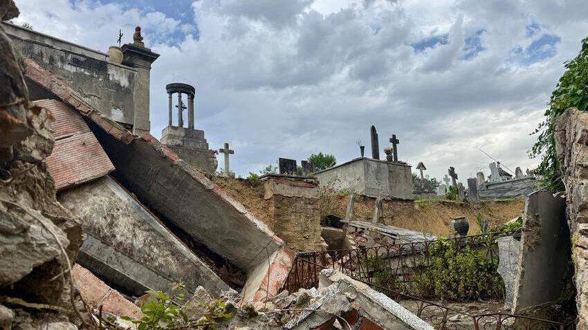 Il cimitero franato a San Ginese di Compito (foto Nucci)