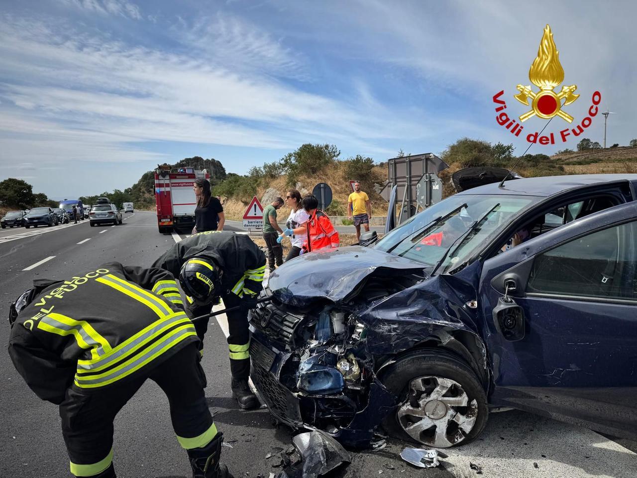 Incidente sulla 131, il bilancio dei feriti sale a 5: arriva l’elisoccorso