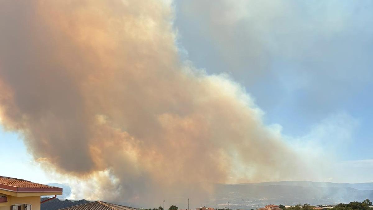 La colonna di fumo vista da Dorgali