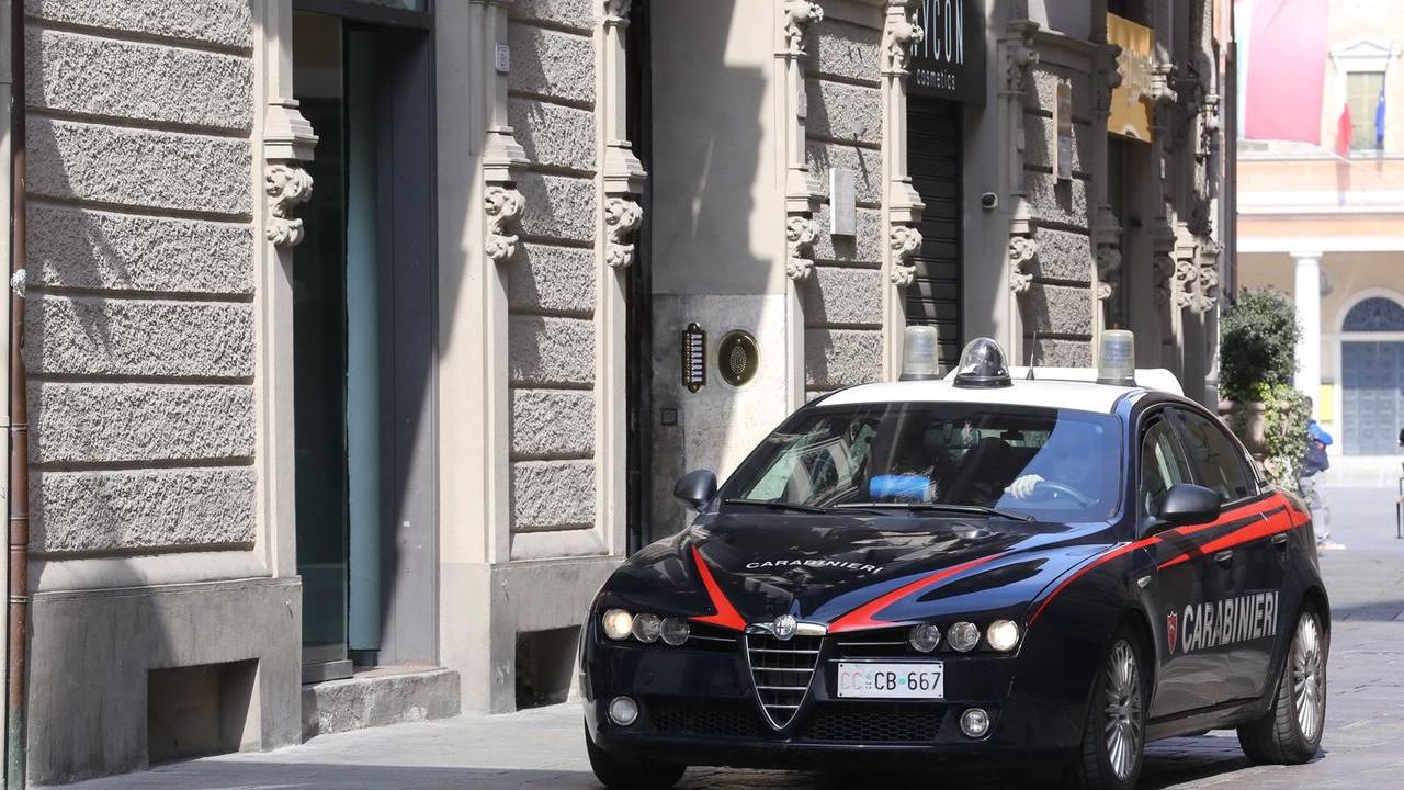Reggio Emilia, tre sedicenni molestate in centro storico, soccorse da una passante