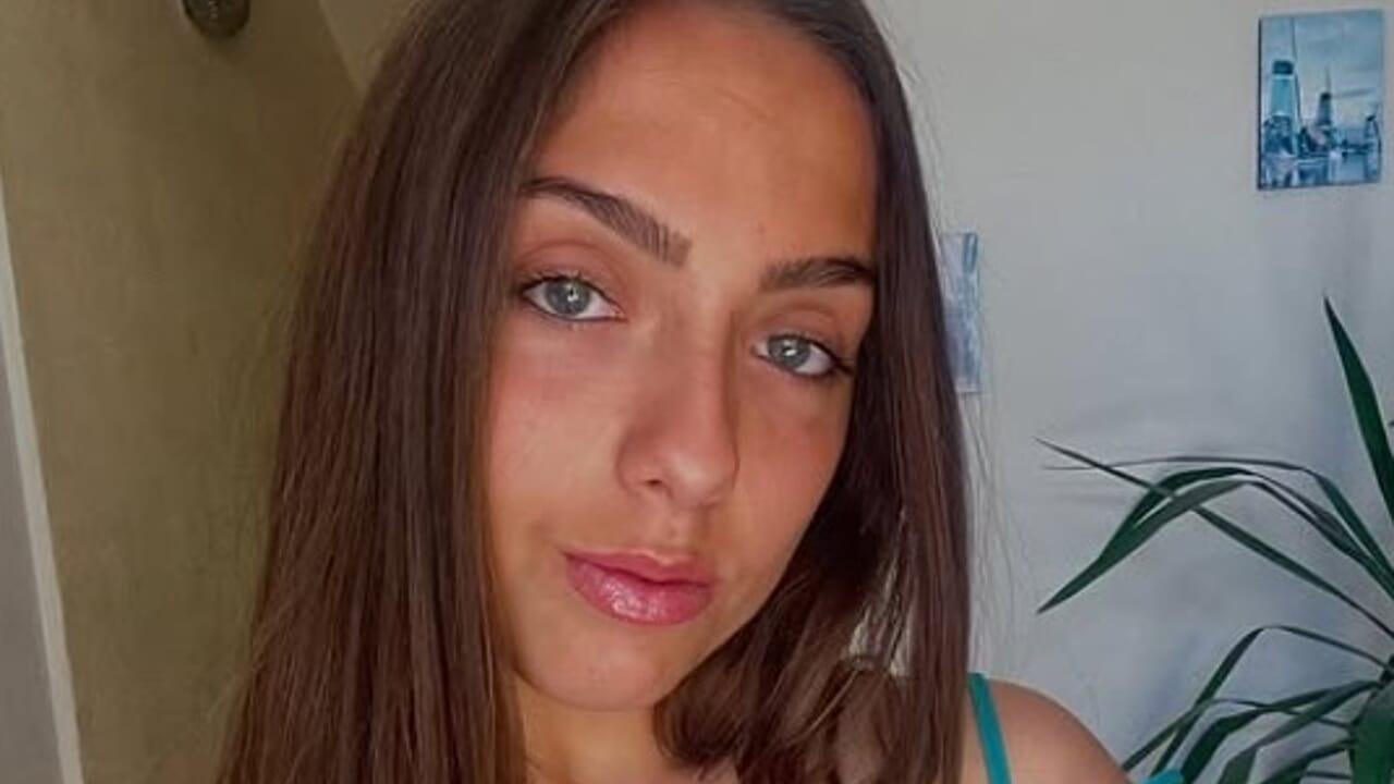 Muore a 20 anni in piscina, troppi i punti oscuri nella tragedia di Simona Cinà: l’alcol sparito e il corpo ripulito