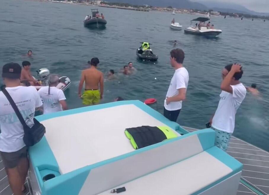 
	Un party oltre le boe a Forte

