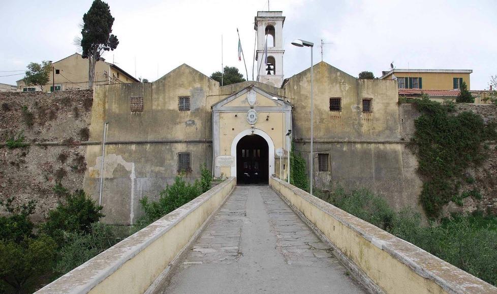 Appiccano il fuoco in cella, otto agenti intossicati e la protesta al carcere dell'Elba