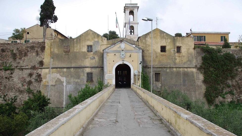 Appiccano il fuoco in cella, otto agenti intossicati e la protesta al carcere dell'Elba