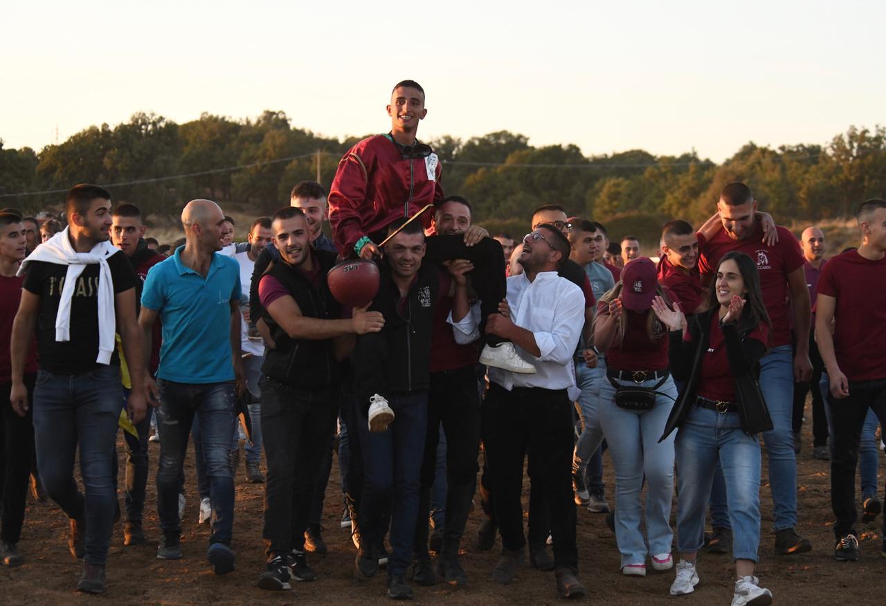 
	Riccardo Maloccu portato in trionfo <em>(foto Massimo Locci)</em>

