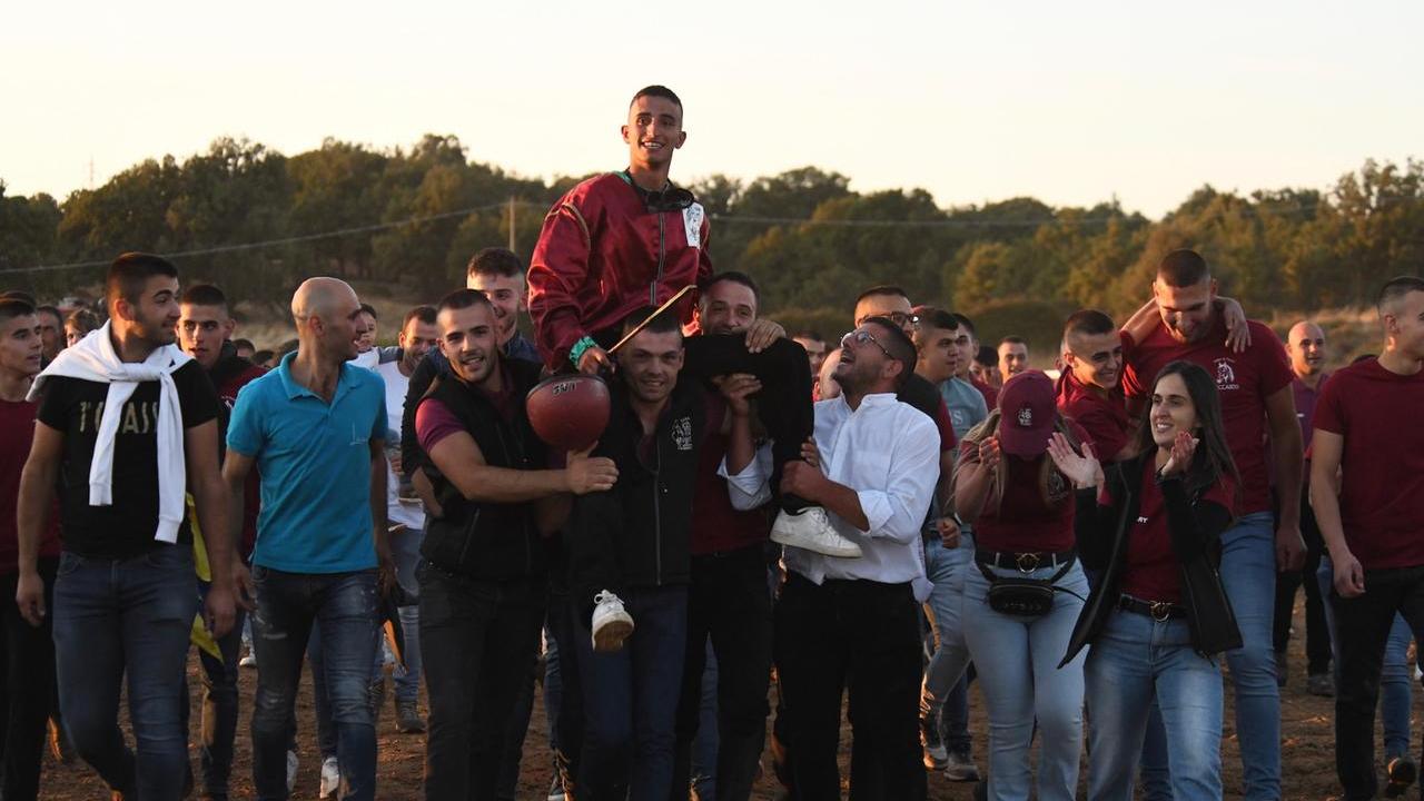 Riccardo Maloccu portato in trionfo <em>(foto Massimo Locci)</em>