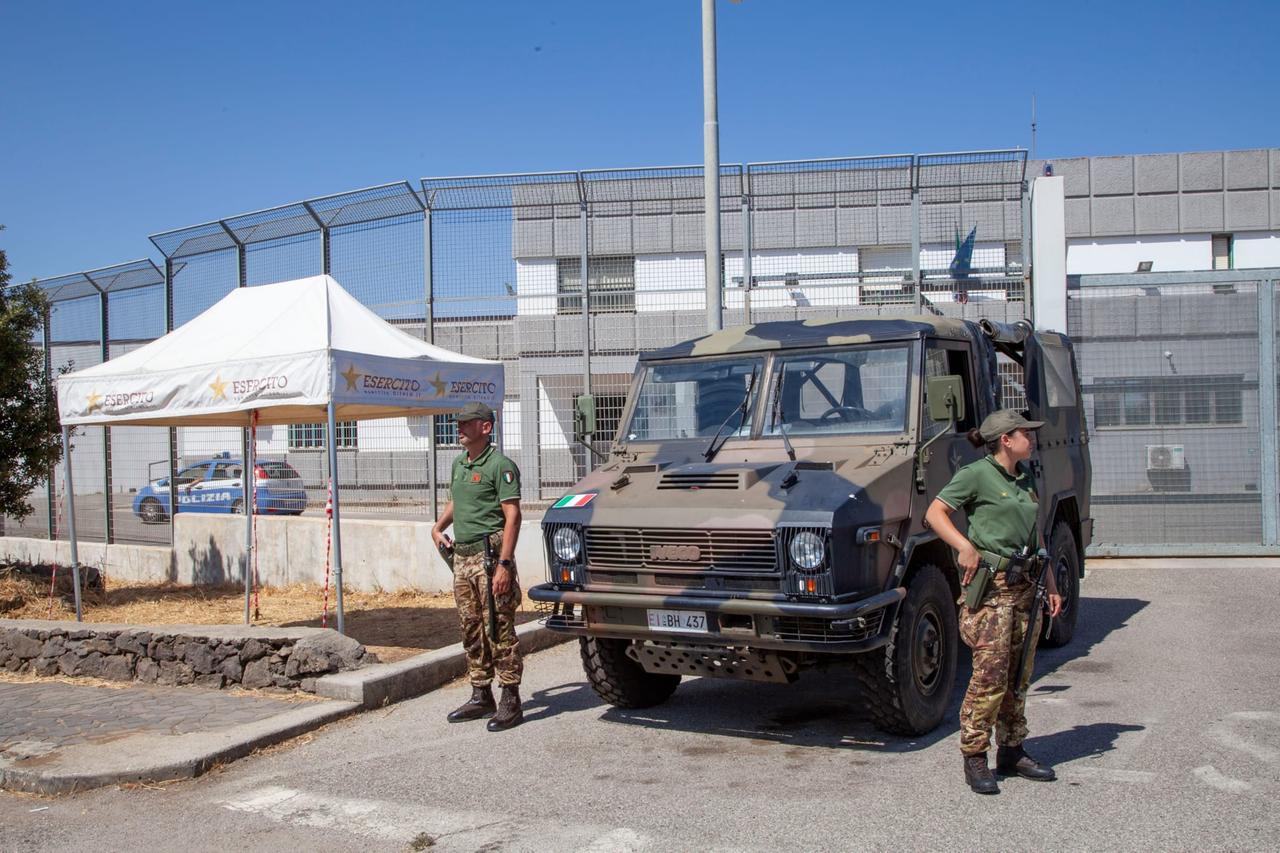 
	I militari della Brigata Sassari davanti al Cpr di Macomer

