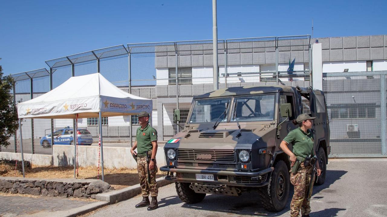 I militari della Brigata Sassari davanti al Cpr di Macomer