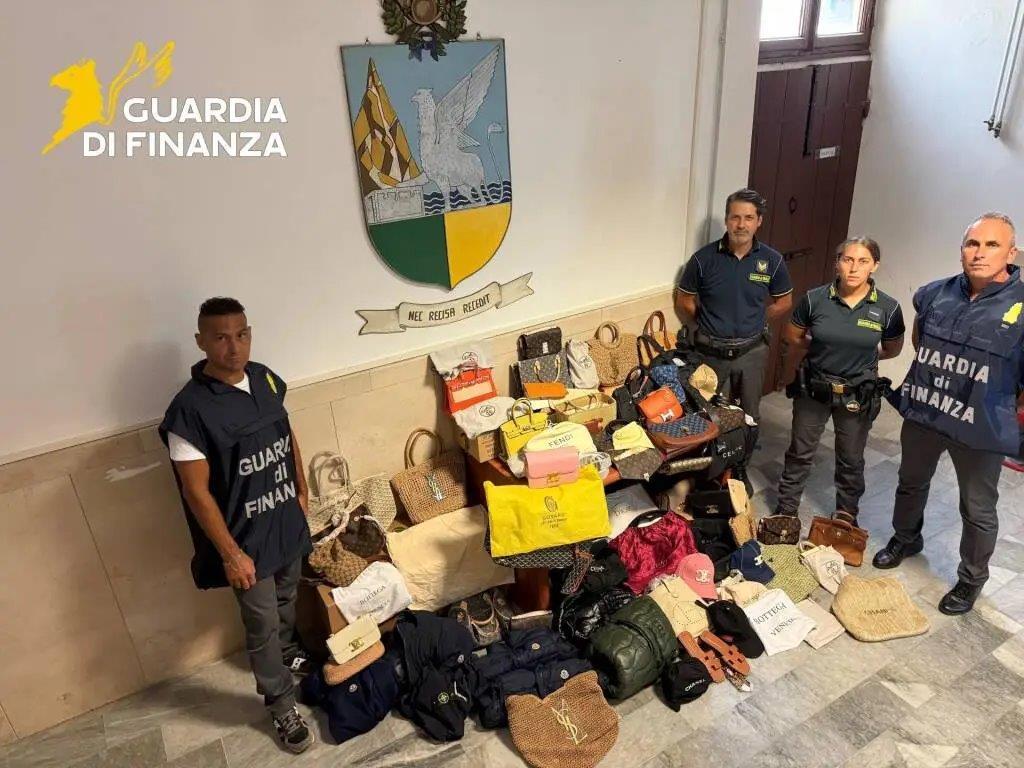 
	Una parte delle merce sequestrata

