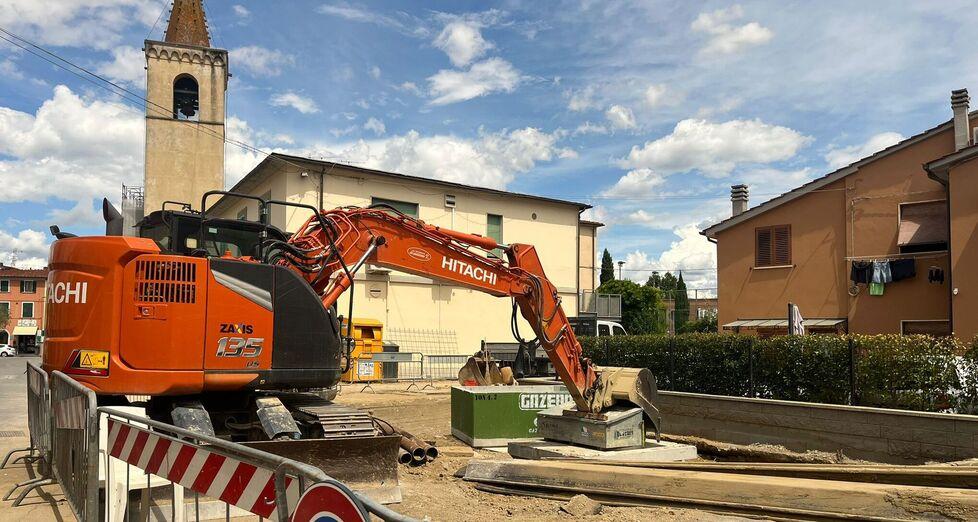 Casalguidi, la ruspa trancia i cavi Telecom: centro storico senza linea internet