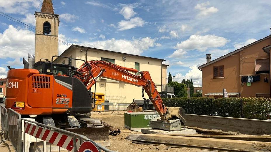 Casalguidi, la ruspa trancia i cavi Telecom: centro storico senza linea internet