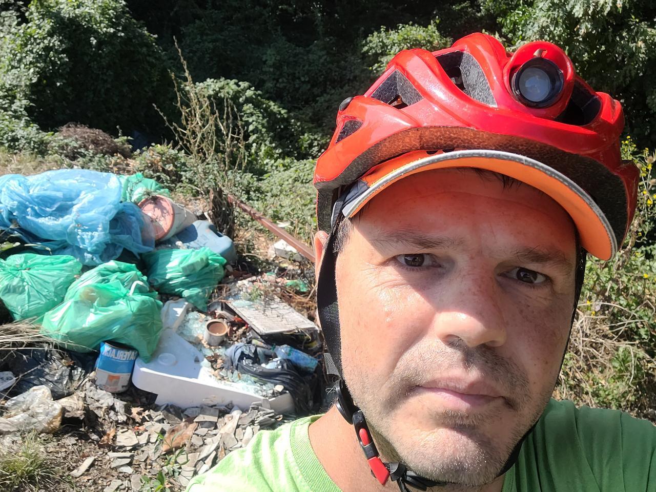 LIvorno, tra i rifiuti in zona Cisternino anche un piatto doccia