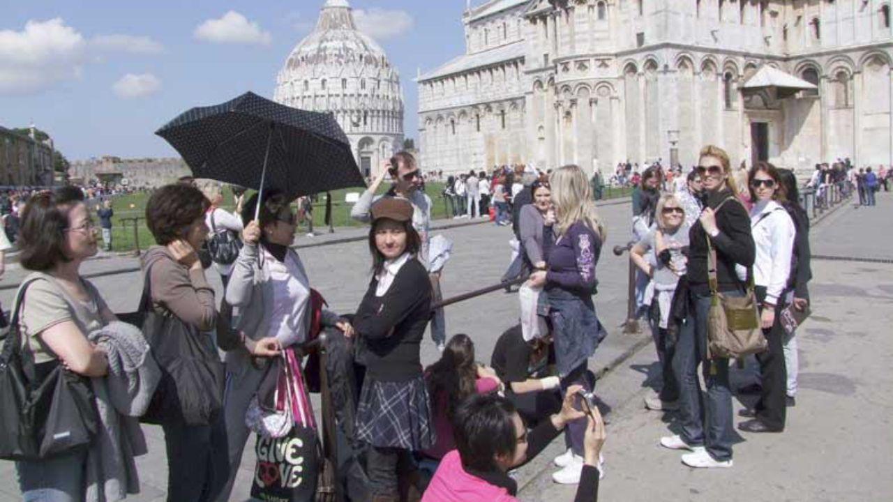 Turisti orientali a Pisa