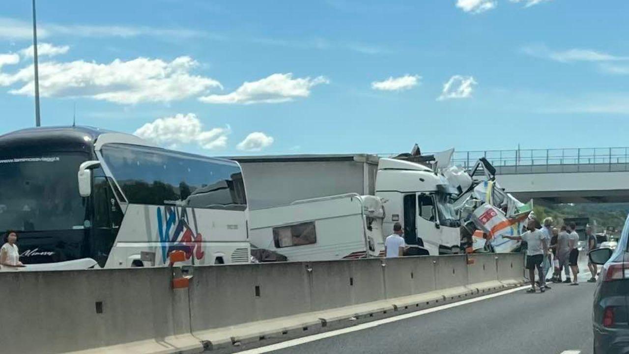 
	Il maxi incidente in autostrada (Foto Fb: Dannati&nbsp;Fi-Pi-Li)

