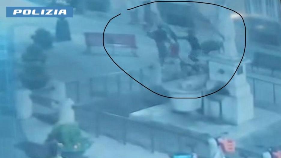 Lucca, rissa a colpi di bottiglia in piazza San Salvatore: due arresti