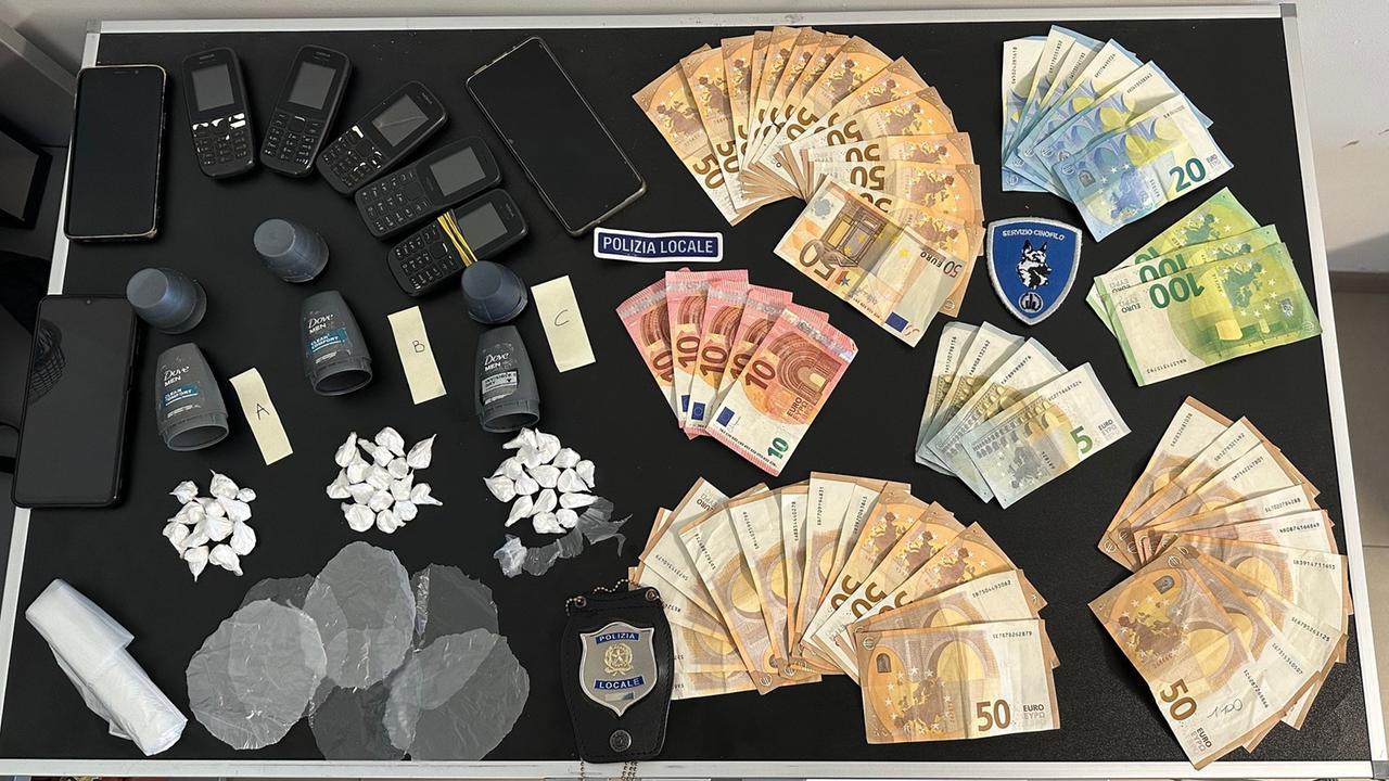 Cocaina nei deodoranti svuotati, 27enne denunciato a Ferrara