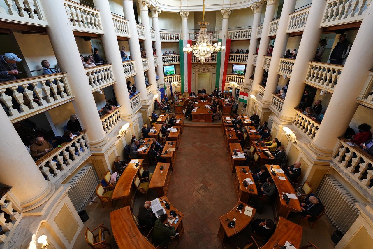 Il Comune di Reggio adotterà il salario minimo per i dipendenti diretti e in appalto