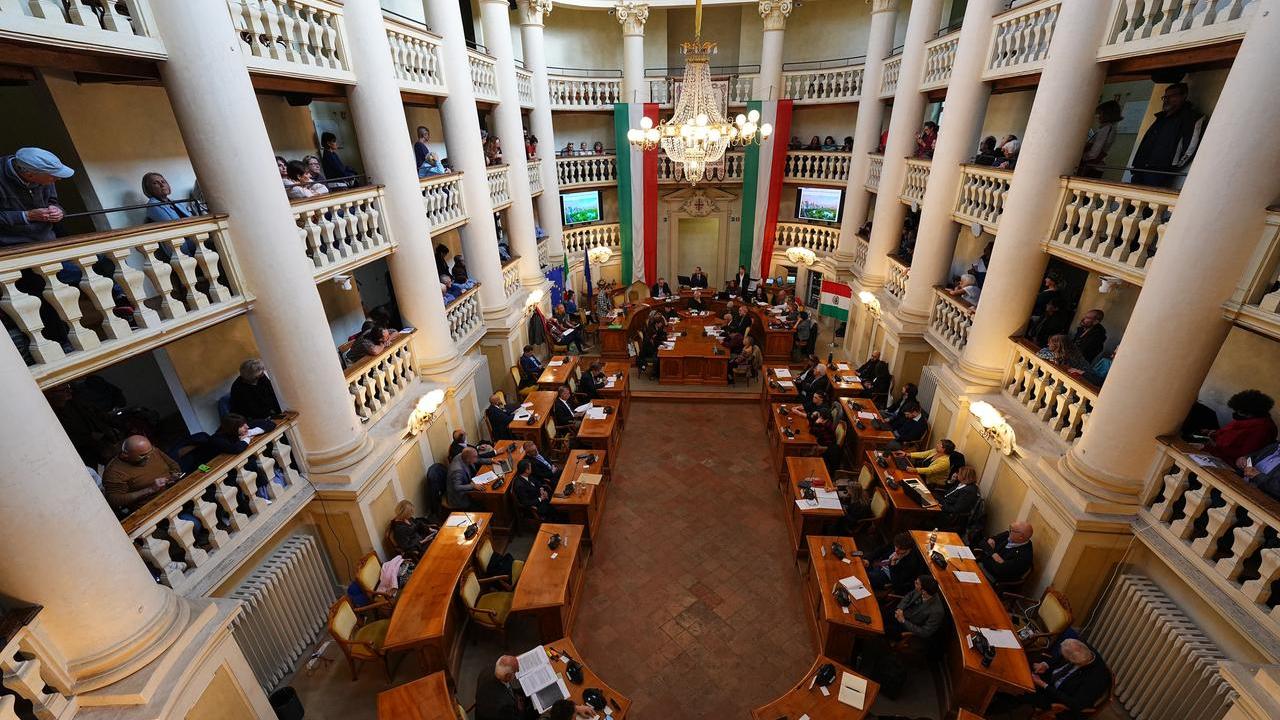 Il Comune di Reggio adotterà il salario minimo per i dipendenti diretti e in appalto